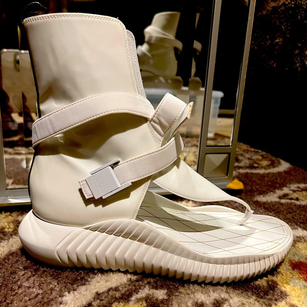 LOUIS VUITTON White Bahia Brazil Strap Flat Sandal Size 39.5-9.5 Woman’s.